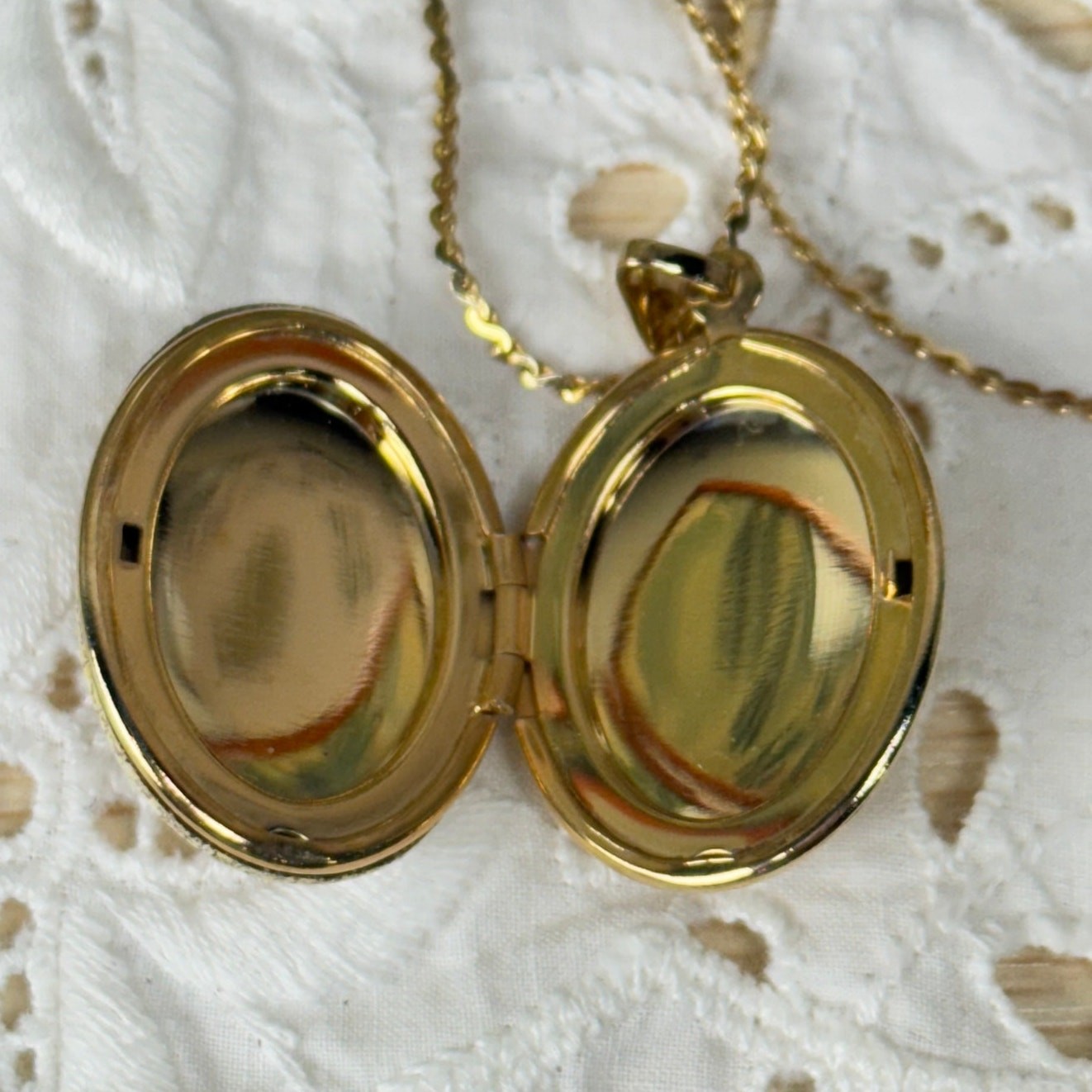 Vintage Oval Floral Locket Pendant Necklace Victorian Coquette Cottage Dolly