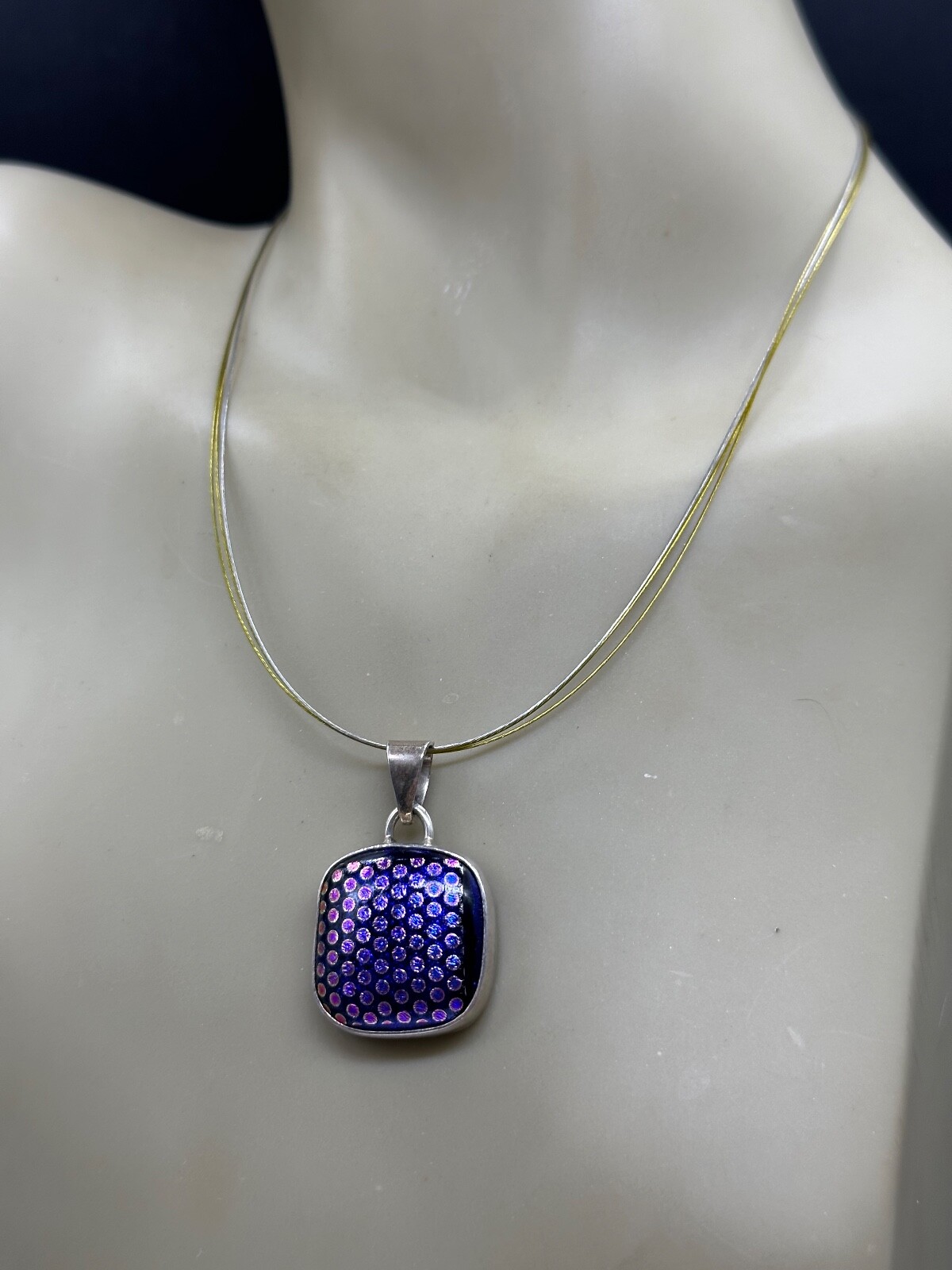 ESTATE STERLING SILVER WIRE PEACOCK PURPLE DOT ART GLASS PENDANT NECKLACE