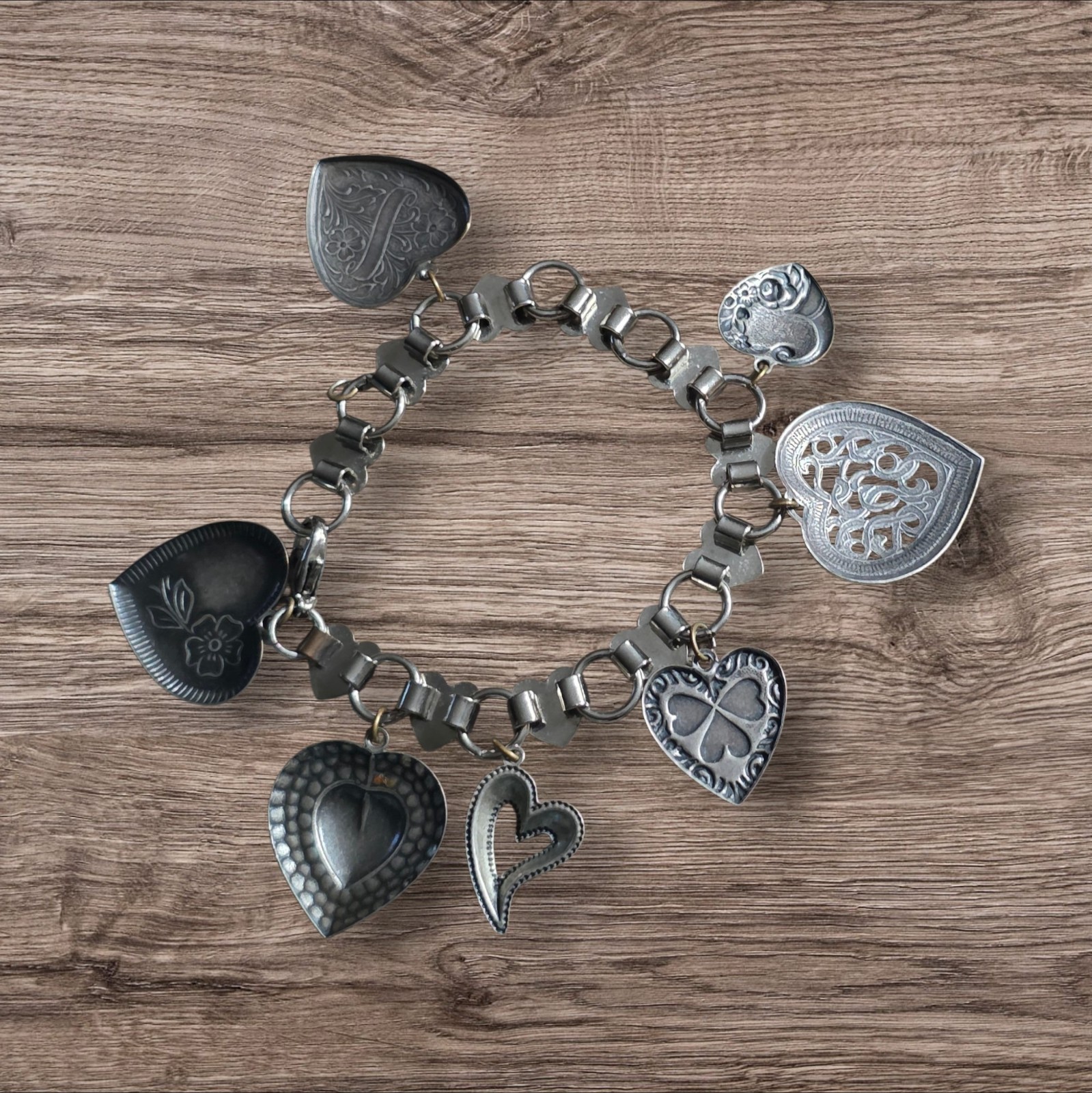 Vintage Silvertone Heart Lightweight Charm Bracelet Size 6.5 in