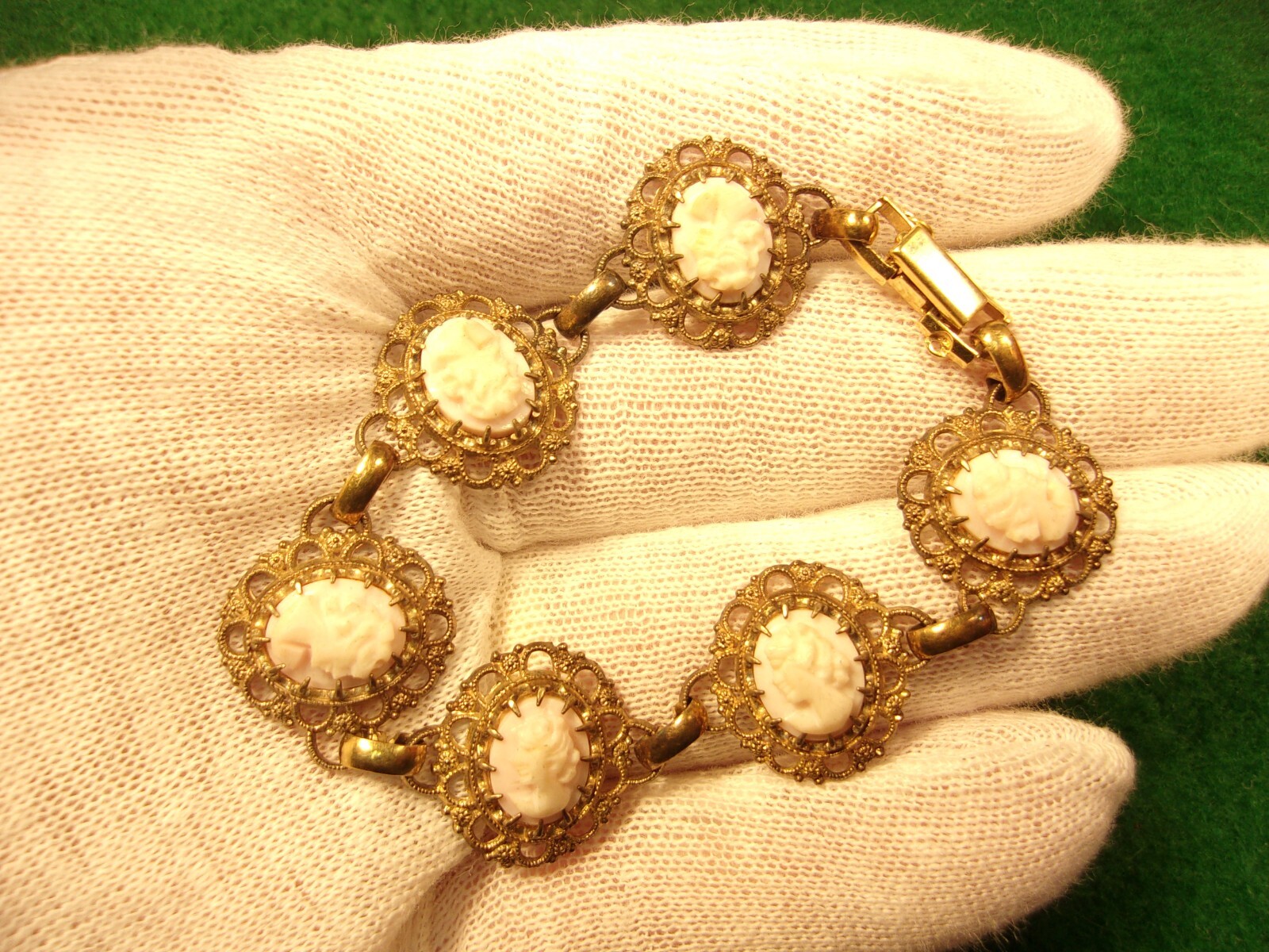 GRACEFUL VTG LADY’S YELLOW GOLD FILLED BRACELET W/VERY LIGHT PINK/WHITE CAMEOS