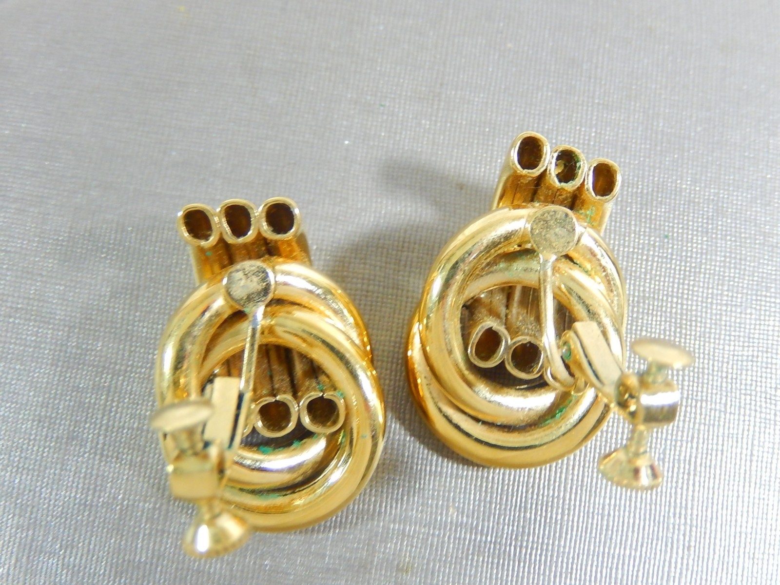 VTG NAPIER LARGE DOUBLE KNOT GOLD TONE ADJUSTABLE CLIP ON EARRINGS