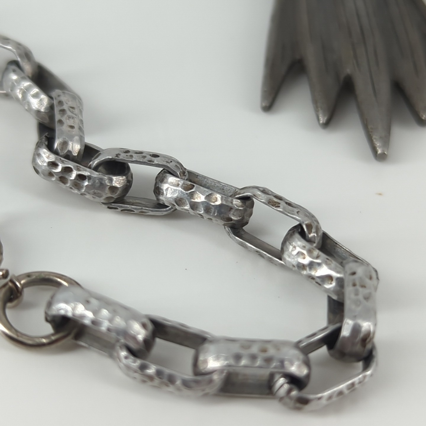 Vintage Pewter Tone Large Articulated Owl Hammered Oval Link 20″ chain Necklace