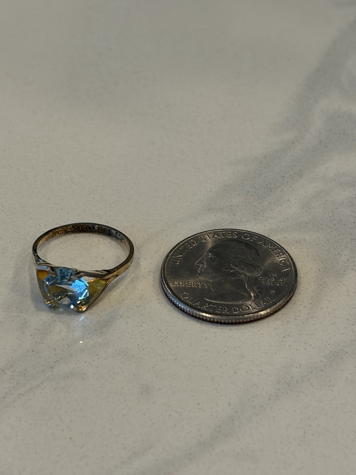 Vintage KARATCLAD 18k HGE Gold Ring size 5.75 Very Pretty Light Blue Stone