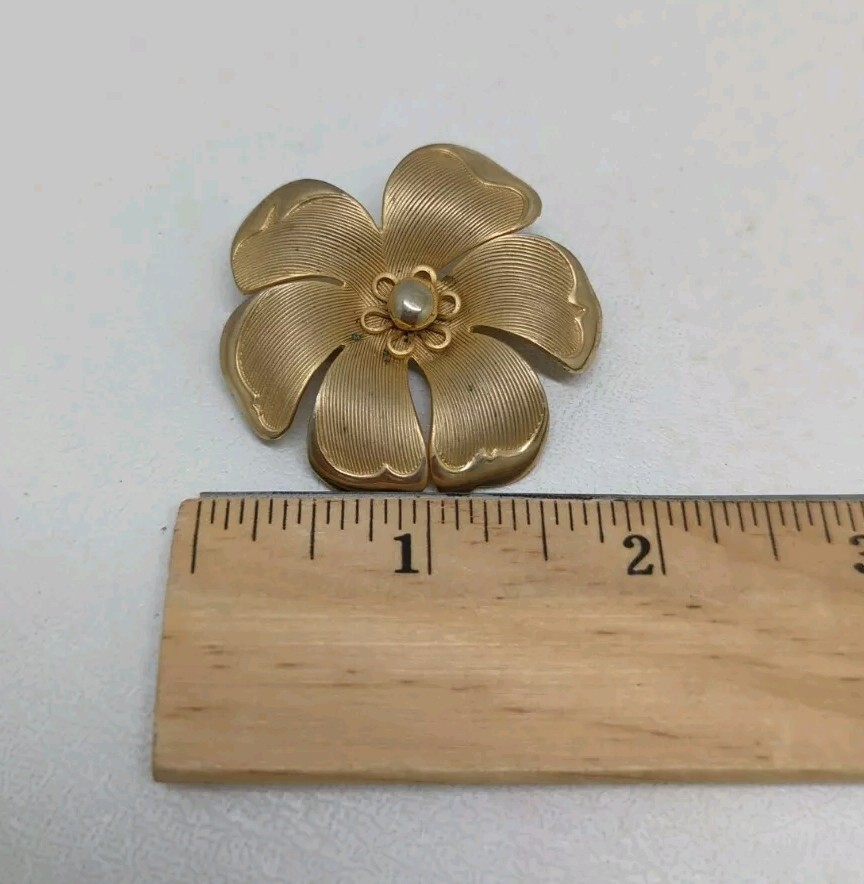 Flower Brooch & Screw Back Earring Set Gold Tone 1950’s-60’s Classic MCM