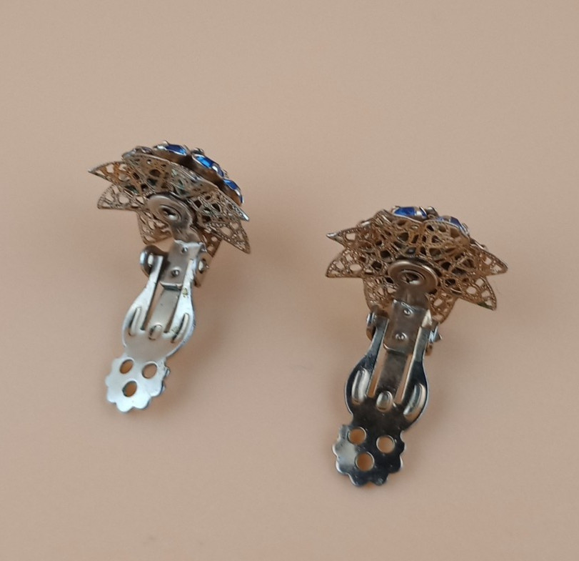 Vintage costume jewelry clip on earrings blue and gold colored metal, work great