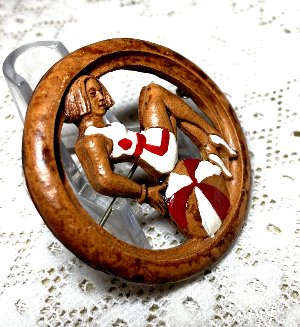 VTG 1940’S ART DECO LADY PLAYER ON A BEACH RESIN W WOOD EFFECT PIN/BROOCH