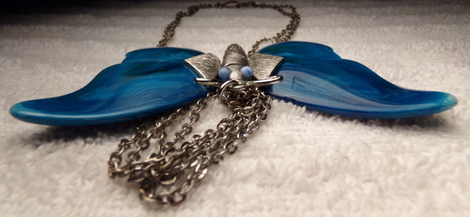 VTG 1960’S LARGE TURQUOISE ACRYLIC LUCITE SILVER TONE ACTION BUTTERFLY NECKLACE