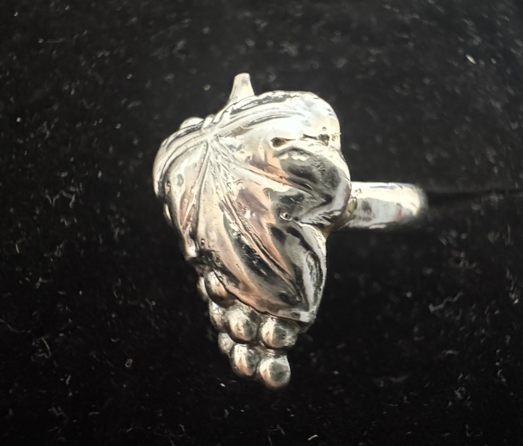 Vintage Grape Cluster Leaf Ring Silver-Tone – Statement