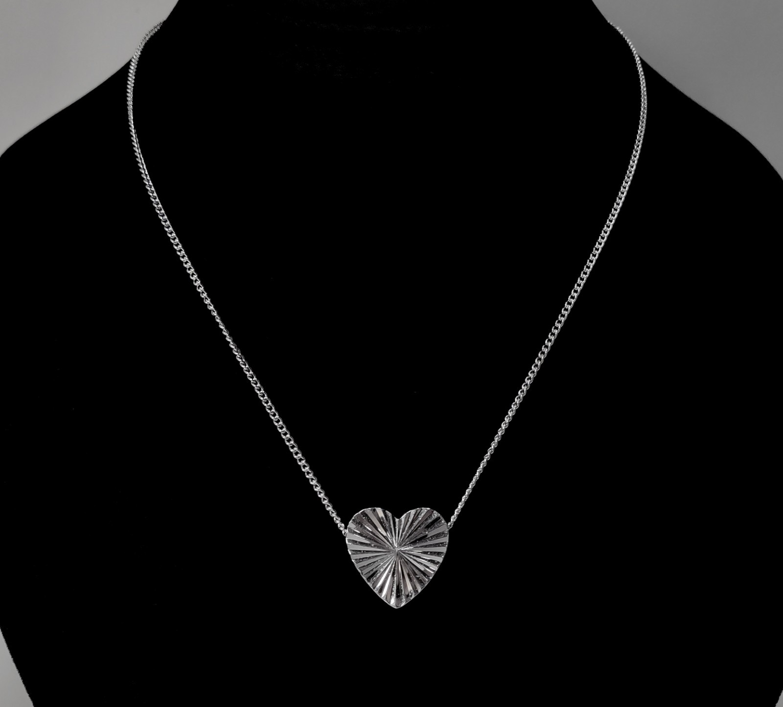 RARE Vintage signed SARAH COVENTRY Diamond Cut Heart Silvertone Pendant Necklace