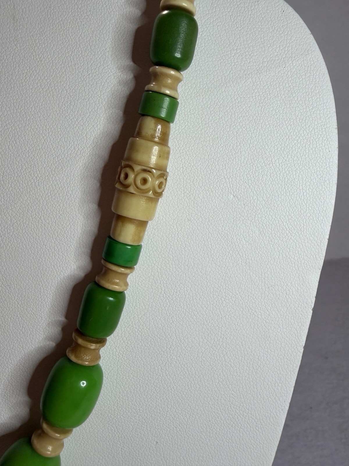 Beautiful vintage necklace from the 1930s and 1950s.