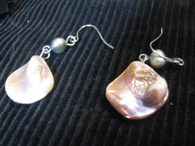 LOT S13 – 7 pc NATURAL LONG SEA SHELL JEWELRY with ARTISAN FLARE Flower puka