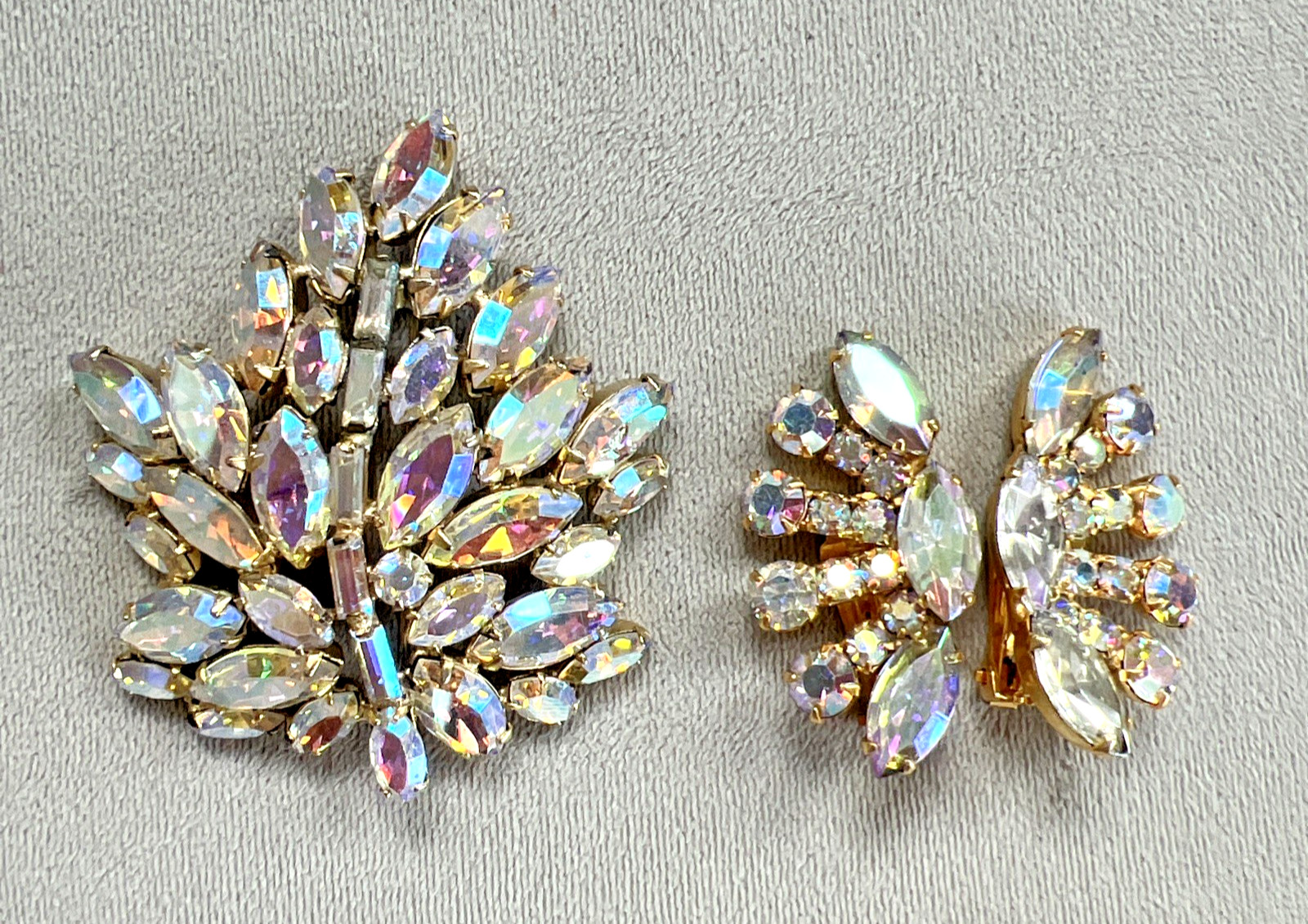 Vtg. 1940-60 SIGNED REGENCY AURORA BOREALIS RHINESTONE LEAF BROOCH & EARRING SET