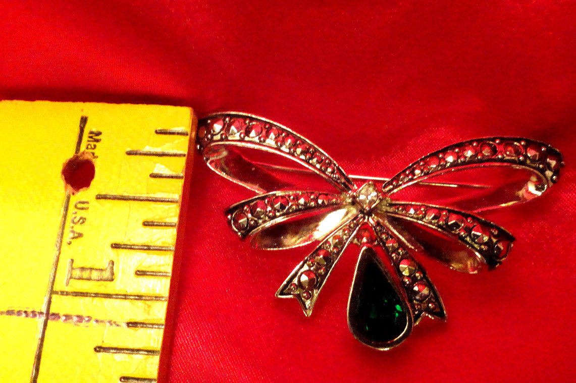 VINTAGE AVON MAY EMERALD BIRTHSTONE MARCASITE BOW RIBBON BROOCH