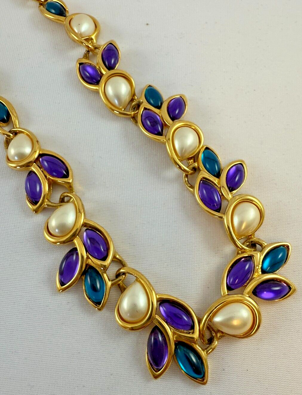 Vintage TRIFARI Purple Green Faux Pearl Gold Tone Necklace 1970’s