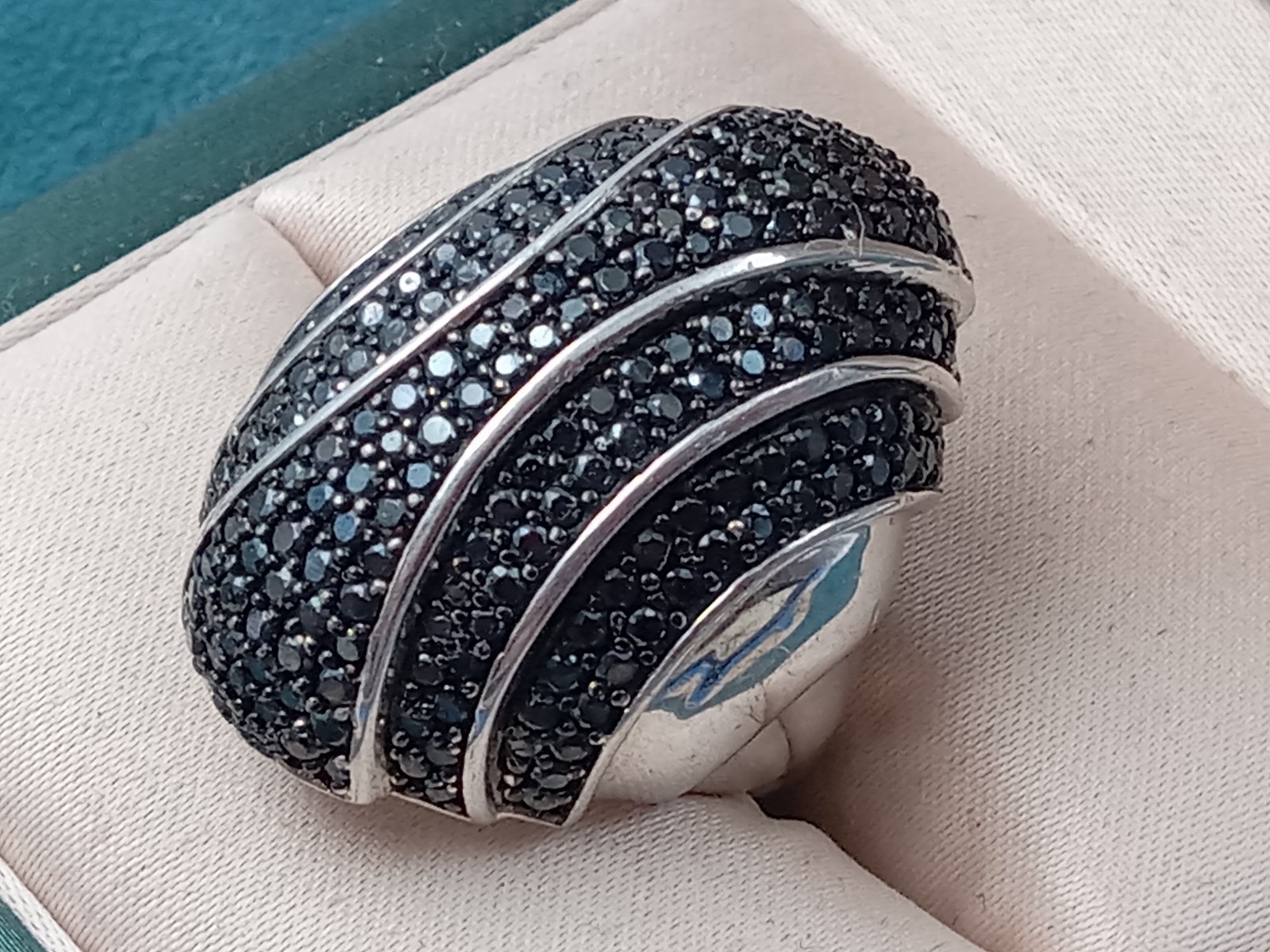 DISTINCTIVE Sterling Silver Ring w. Small Black Faceted Stones: Size 7 & 8 grams