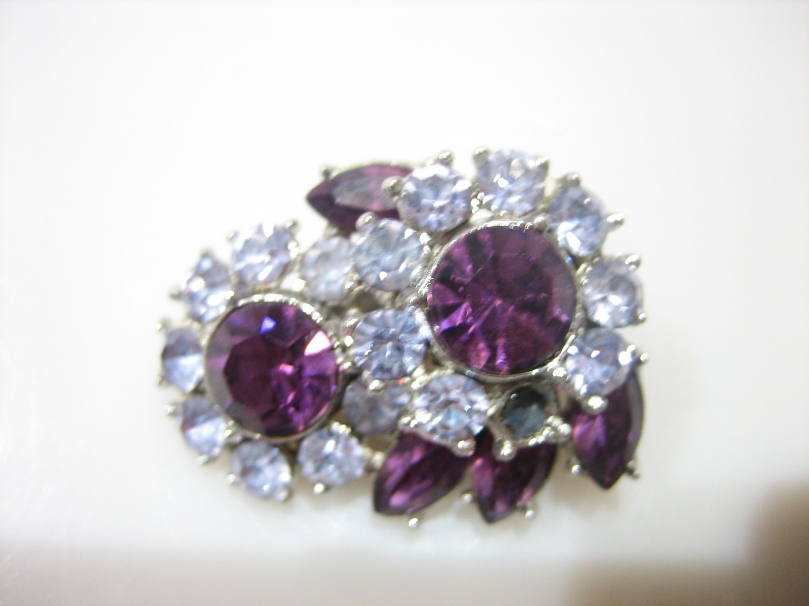 1950’S CROWN TRIFARI CONTESSA PURPLE AND BLUE RHINESTONE BROOCH AND EARRINGS SET