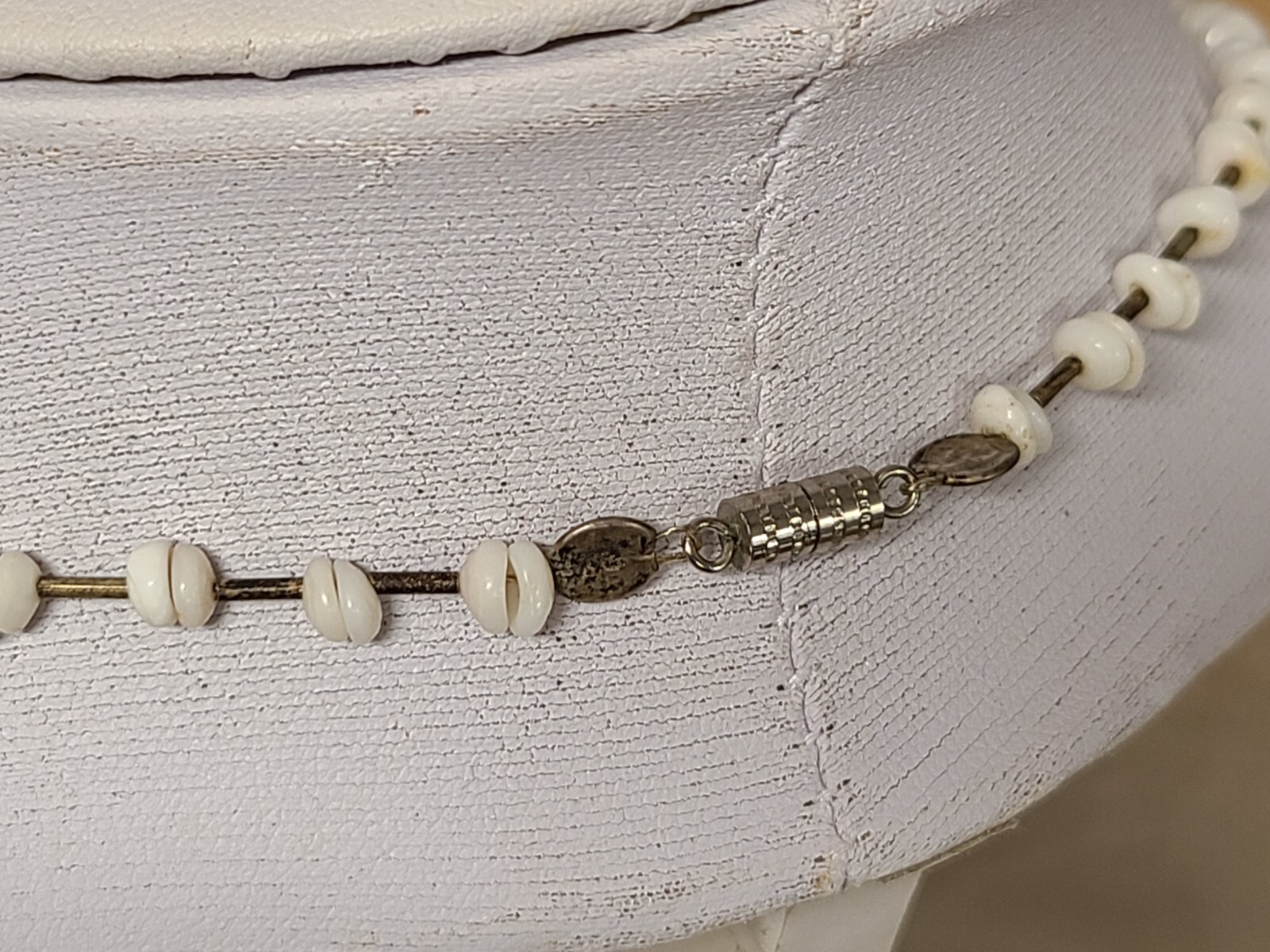 VTG 70s HAWAIIAN WHITE BOHO PUKA SHELL SURFER BEACH BEADED NECKLACE B2