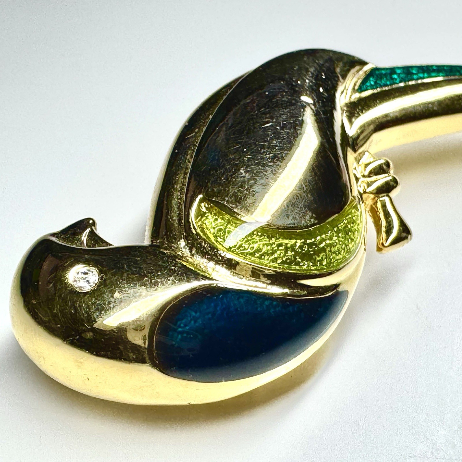 Vtg LIZ CLAIBORNE LC – PARROT Brooch – Colorful Enamel – Polished Gold plate