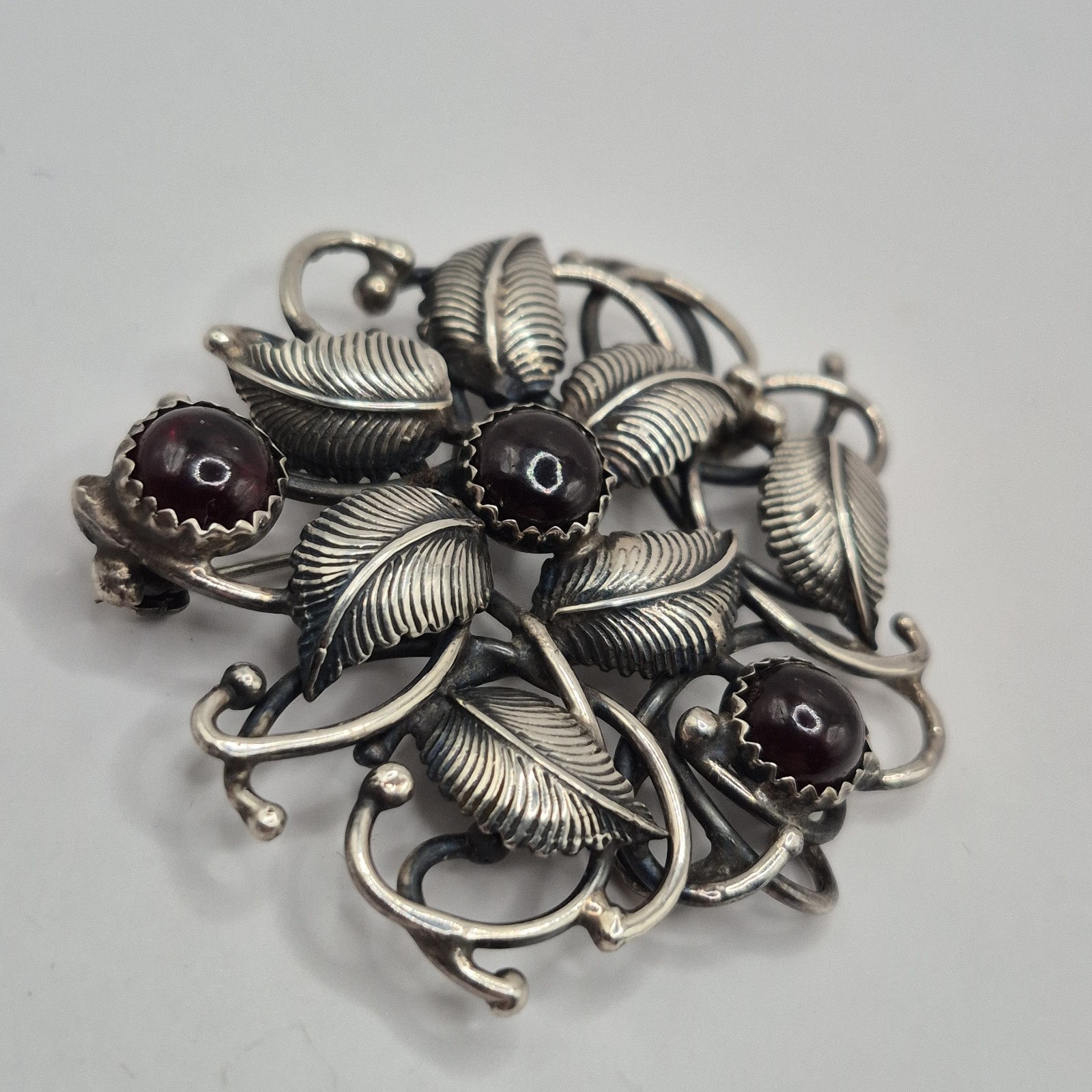 Vintage Sterling Silver 925 Leaf Nature Dark Red Garnet Cabs Filigree Pin Brooch