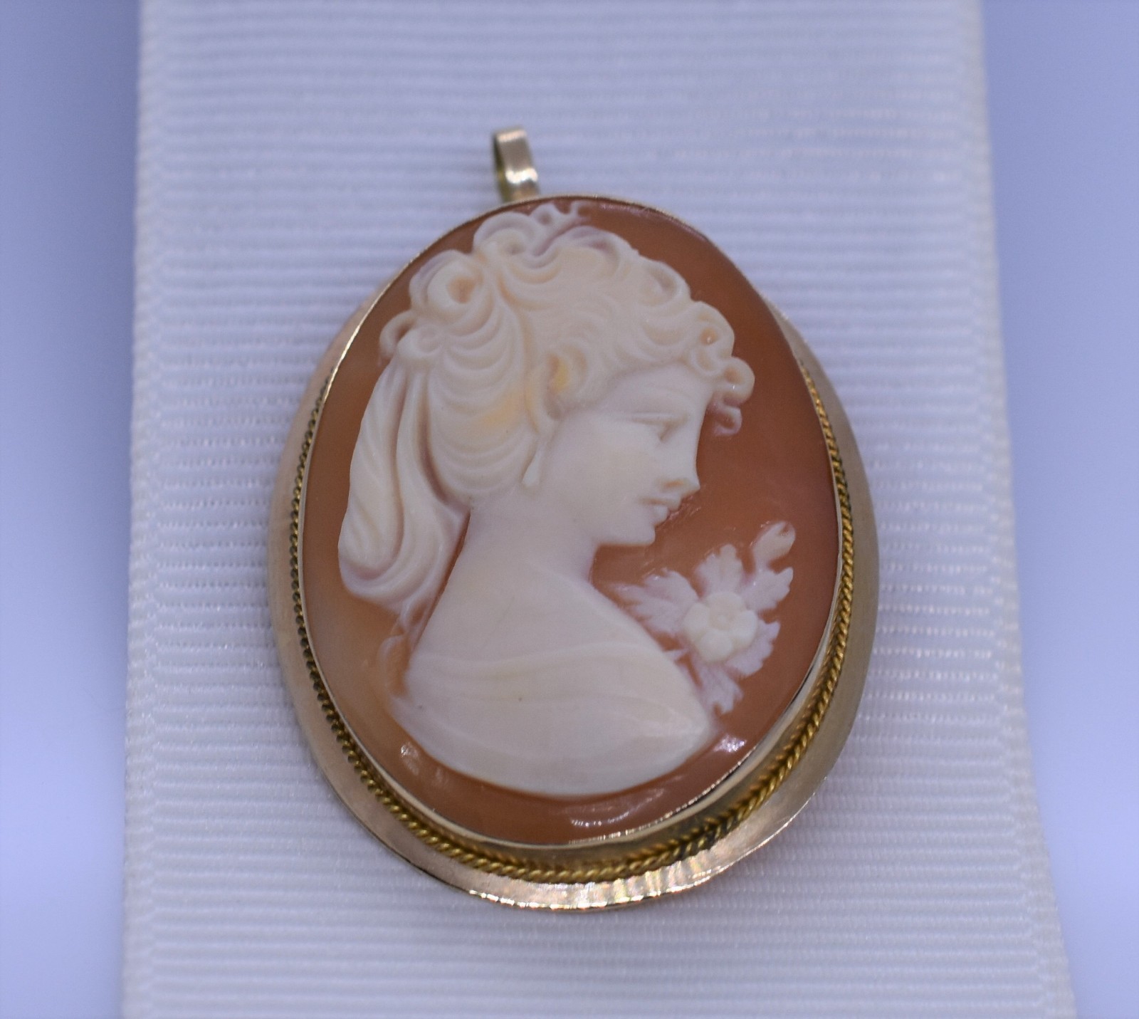 Vintage 14 Karat Yellow Gold Shell Cameo Brooch / Pendant A53