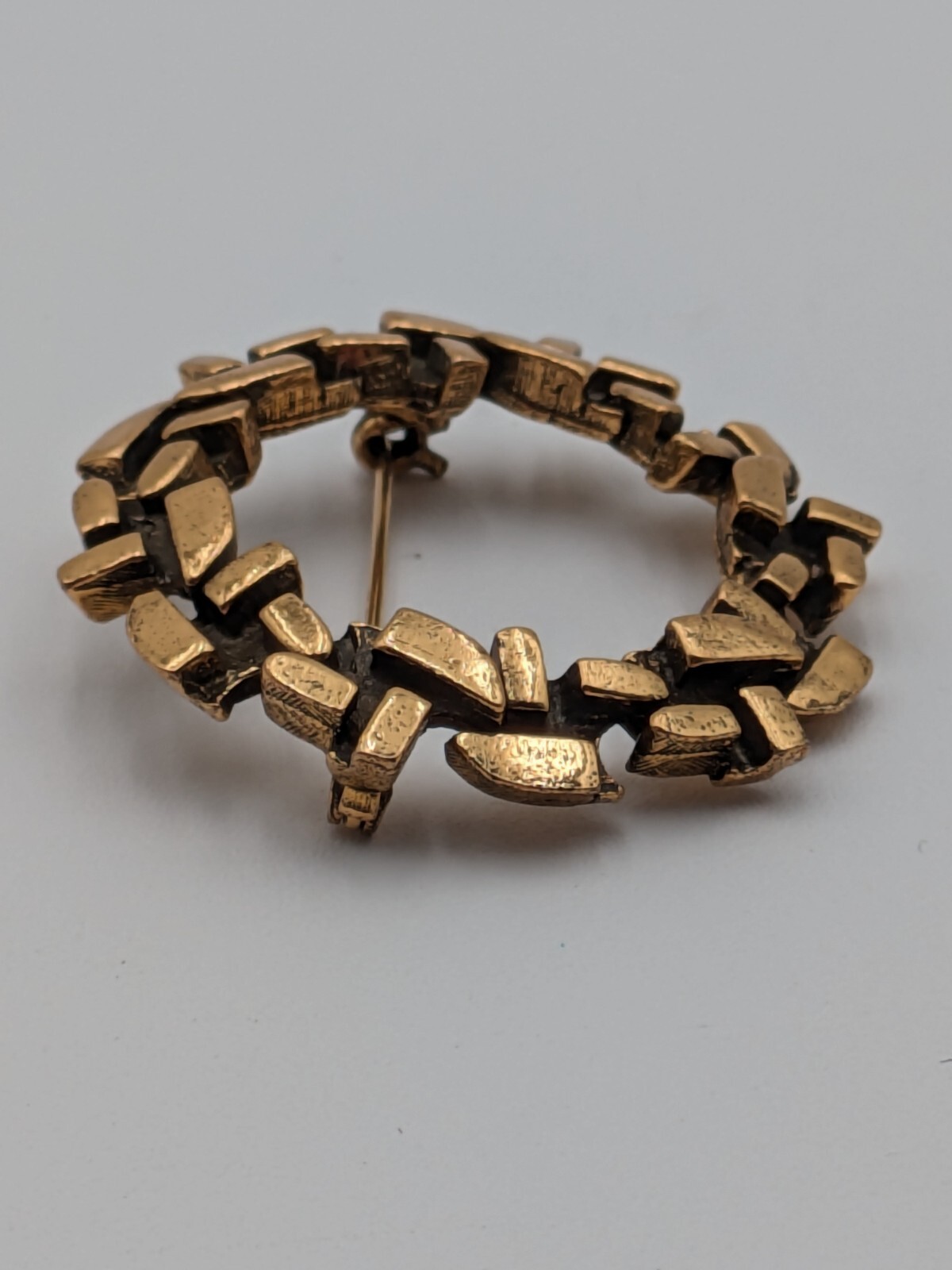 Vintage ROBERT ZENTALL Brutalist Metal Abstract Brooch Gold Tone Round Wreath