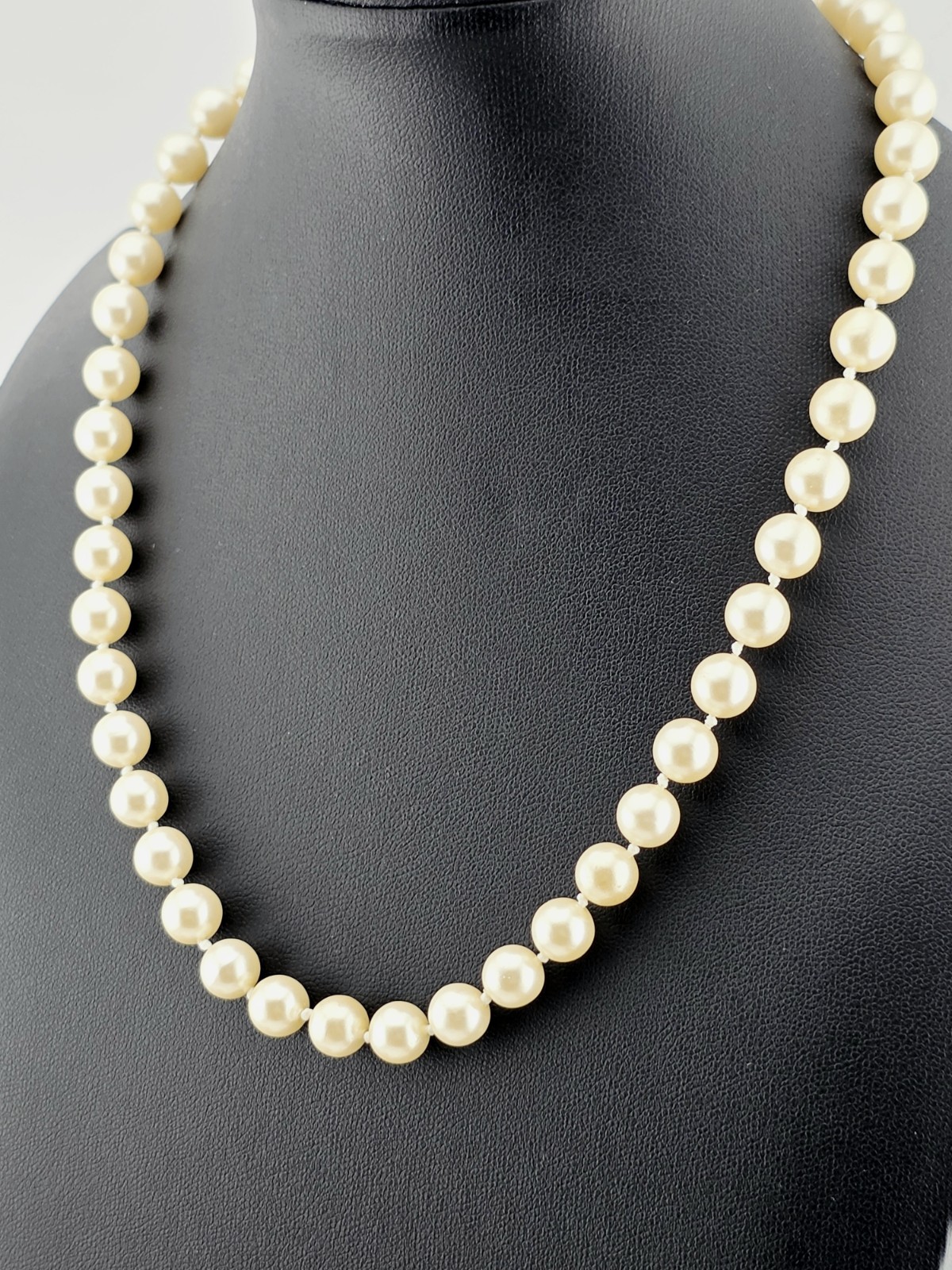 Vintage Hand Knotted Cream Glass Pearl Necklace Gold Tone Screw Barrel Clasp 17½