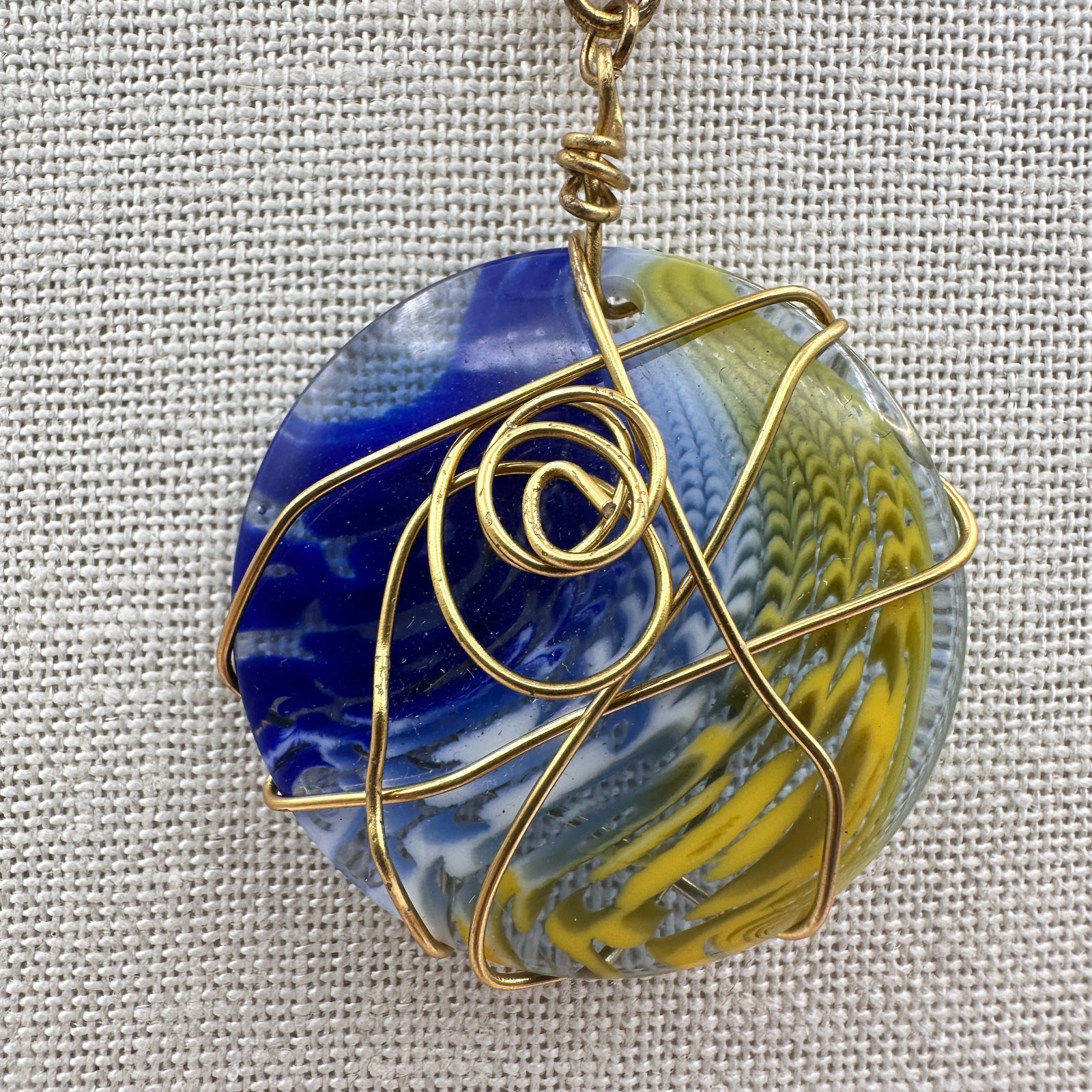 Vintage 90s Gold Tone Wire Wrapped Resin Pendant Necklace Women’s Jewelry