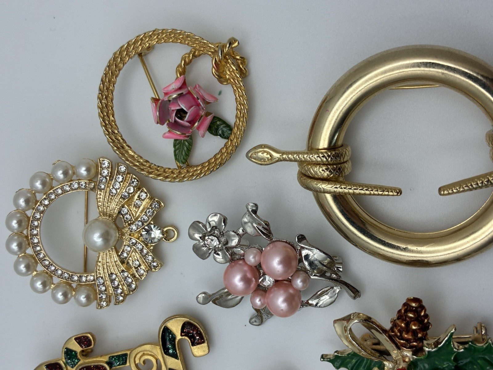 41 Piece Brooch Pin Lot Vintage Gold Signed/Unsigned 2 Missing Stones – Reseller