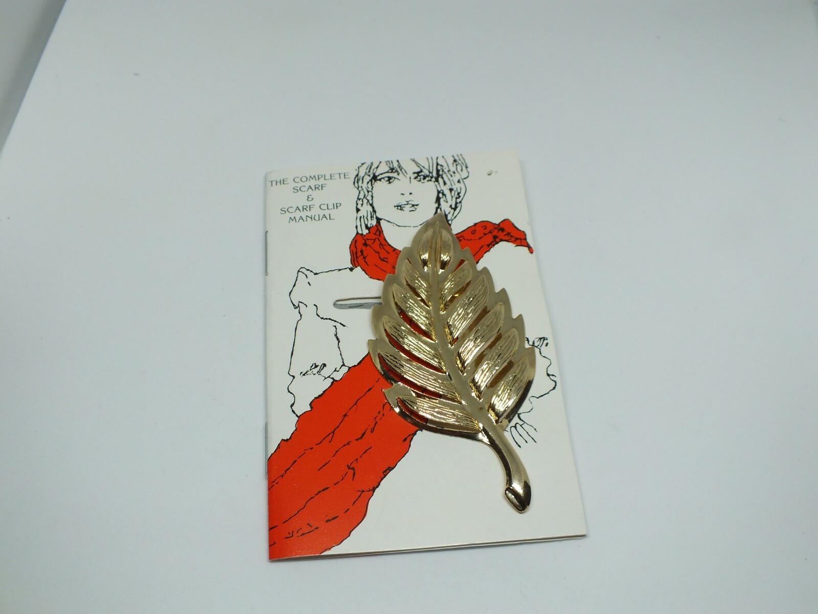 Beautiful Scarf Clip Gold Tone Leaf Original Card Complete Scarf Manual 3×1 1/4″