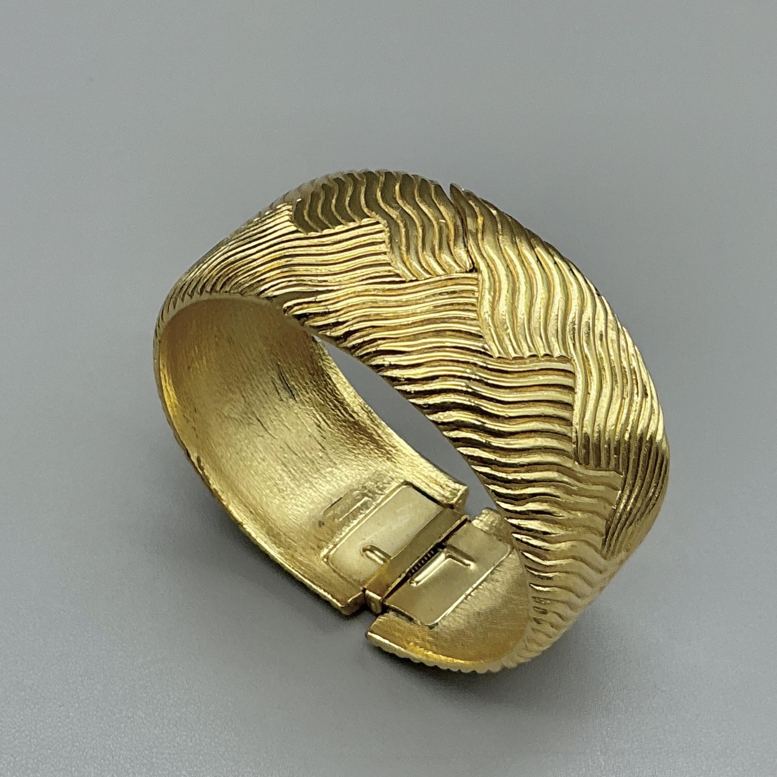 Vintage Crown Trifari Bracelet Gold Tone Textured Wave Wide Hinged Bangle 6 Inch