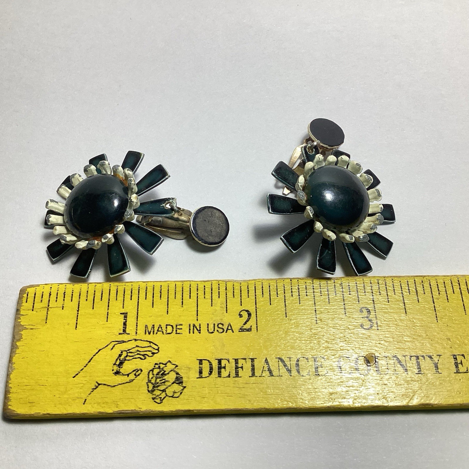 RETRO SIXTIES BLACK & WHITE DAISY CLIP-ON DROP DANGLE EARRINGS PLASTIC