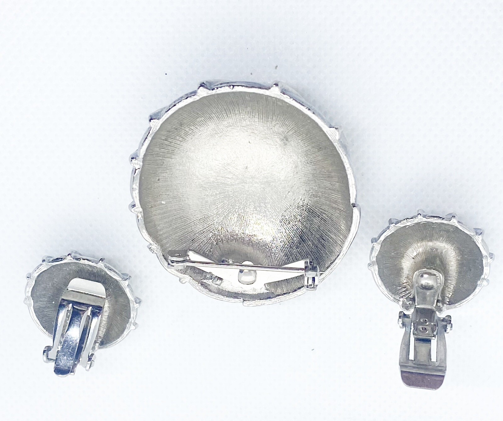 Vintage Lovely Silver Tone White Enamel Clam Shell Brooch And Clip Earrings Set