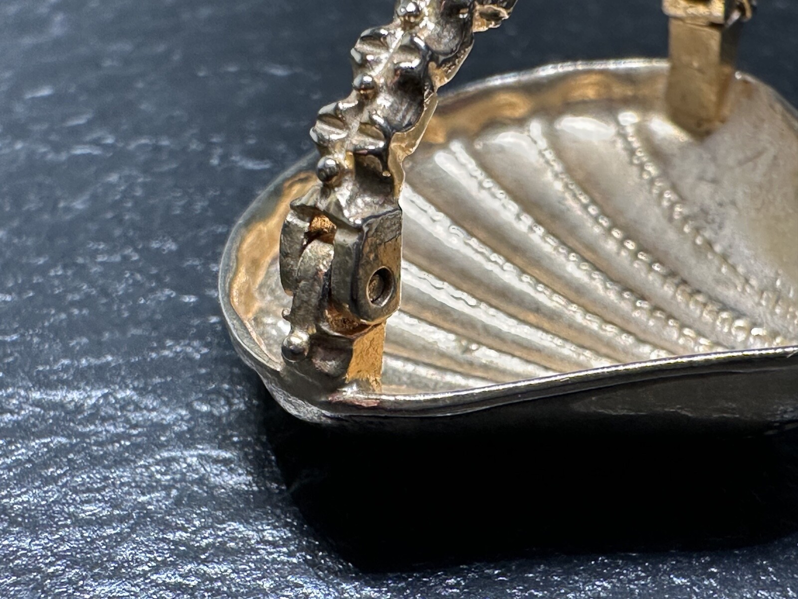 GOLD TONE SHELL SHAPED SCARF OR DRESS CLIP WITH SAFETY CLASP H354