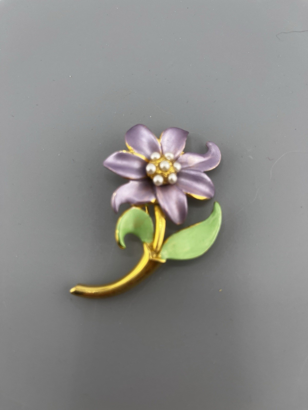 BROOCH Vintage 60-70’s Purple Flower Petals White Pearl Center Green Leaves