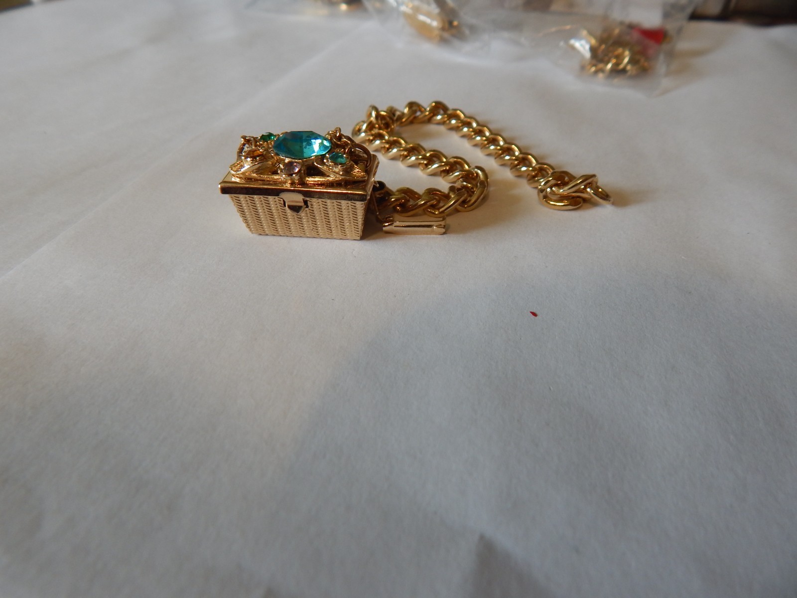 VTG 1980S GOLD TONE STARTER CHARM BRACELET PURSE BLUE STONE