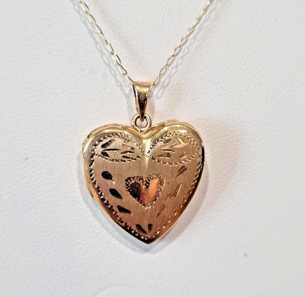 Vintage Solid 14K Yellow Gold Engraved Heart Locket Pendant Necklace 2.6g Video