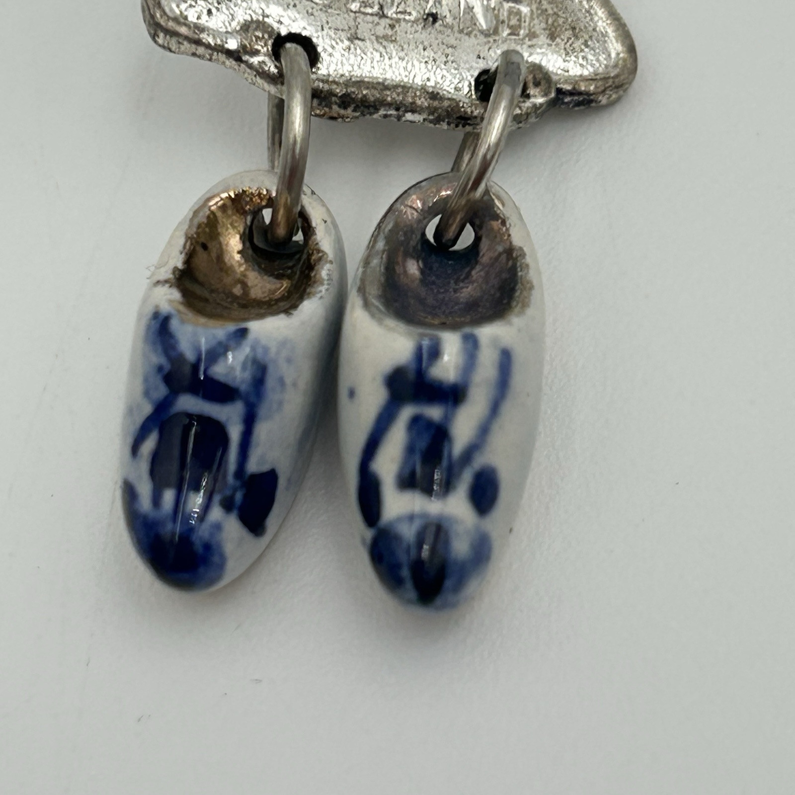 VINTAGE WINDMILL & DANGLING DELFT BLUE DESIGN WOODEN SHOES PEWTER TONE BROOCH