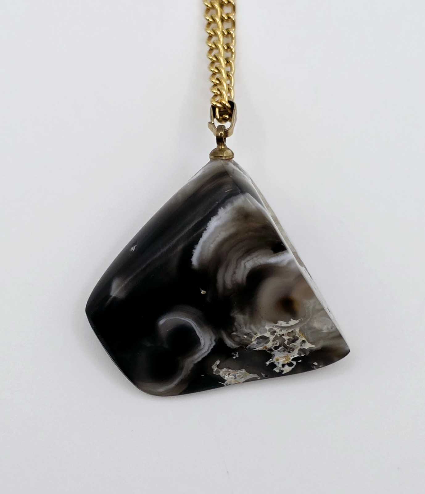 Vintage 1970s Agate Geode Slice Pendant Necklace Gold Tone Boho Druzy Crystal