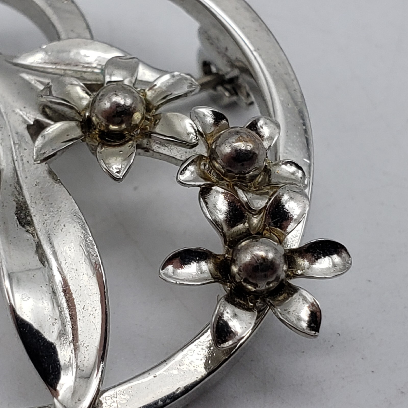 Small Silver / Chrome Toned Metal Brooch of Flowers – Unmarked – Unknown Metal