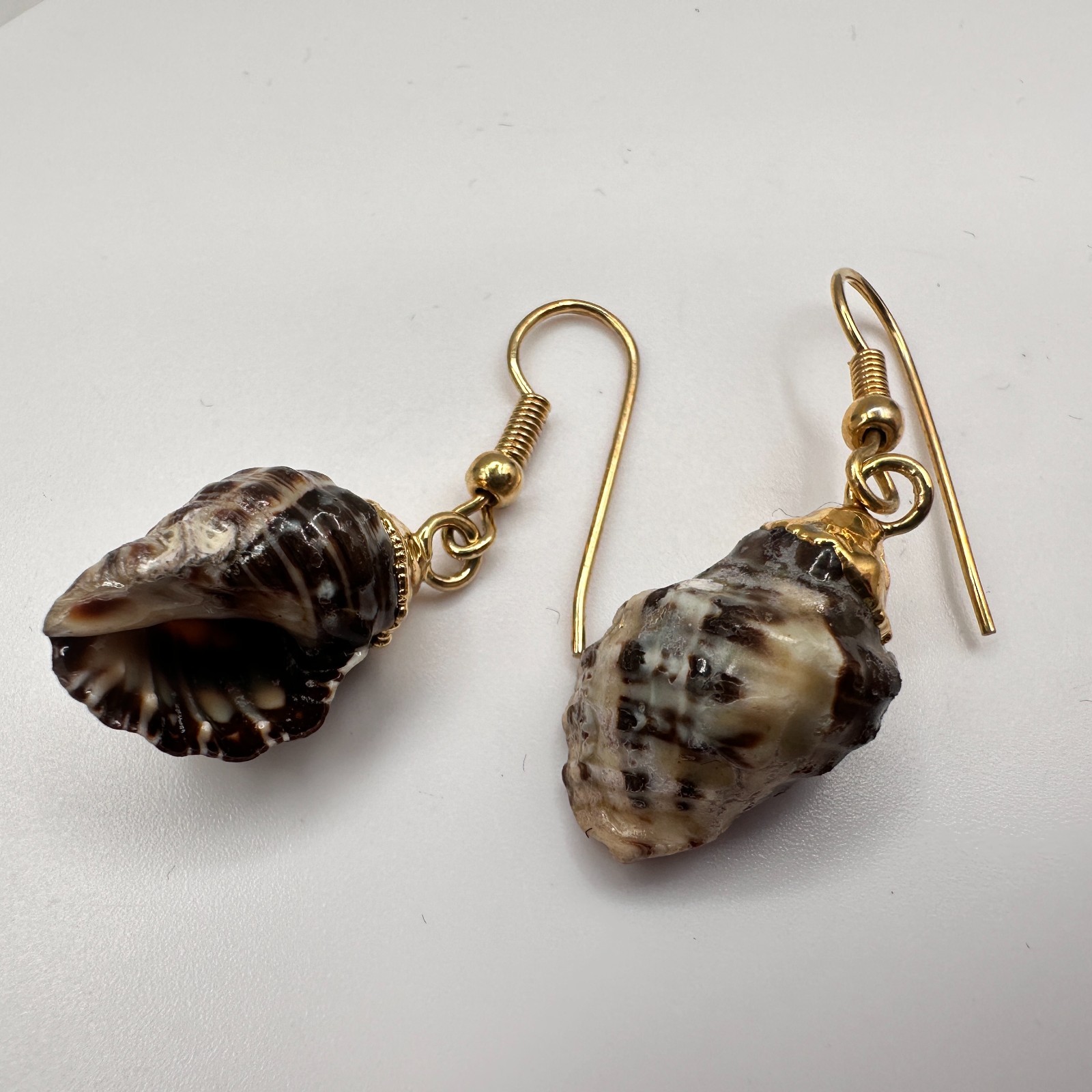 Vintage 90s Natural Sea Shell Dangle Earrings Gold Tone Beach Women’s Jewelry