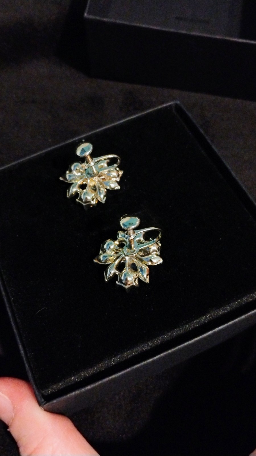 Vintage Gorgeous Vivid Emerald Green Rhinestone Silver Tone Screw Back Earrings