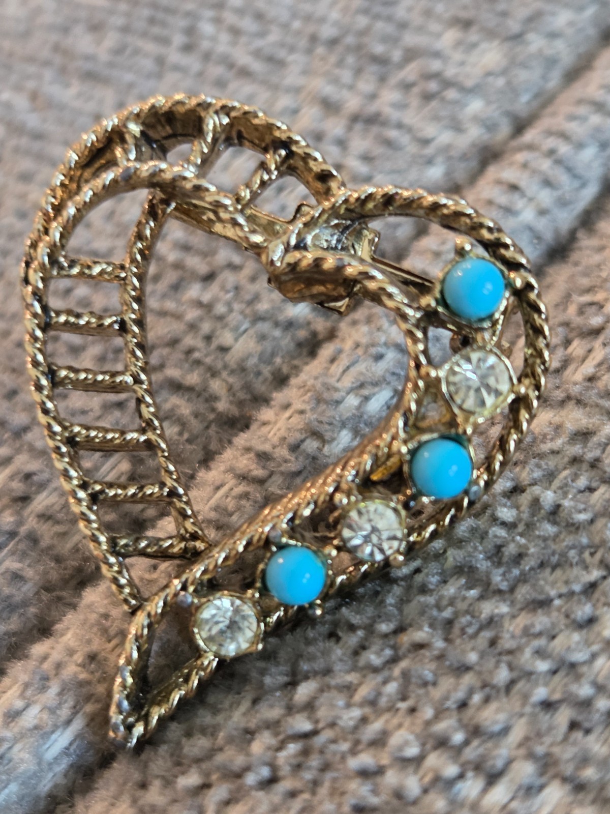 VINTAGE GERRYS AQUA BALL CLEAR RHINESTONE GOLD TONE HEART PIN BROOCH