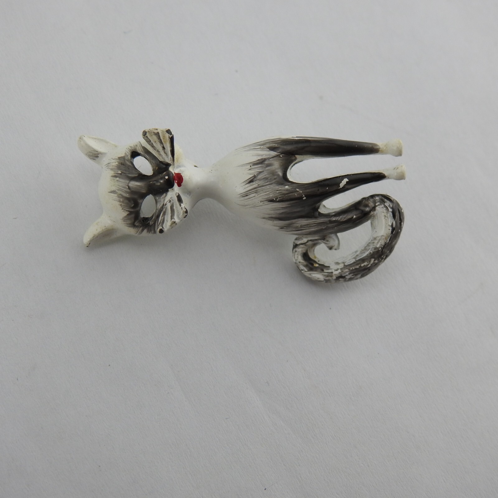 Vintage Cat Pin White & Black Painted Metal Un Marked 2″ Tall