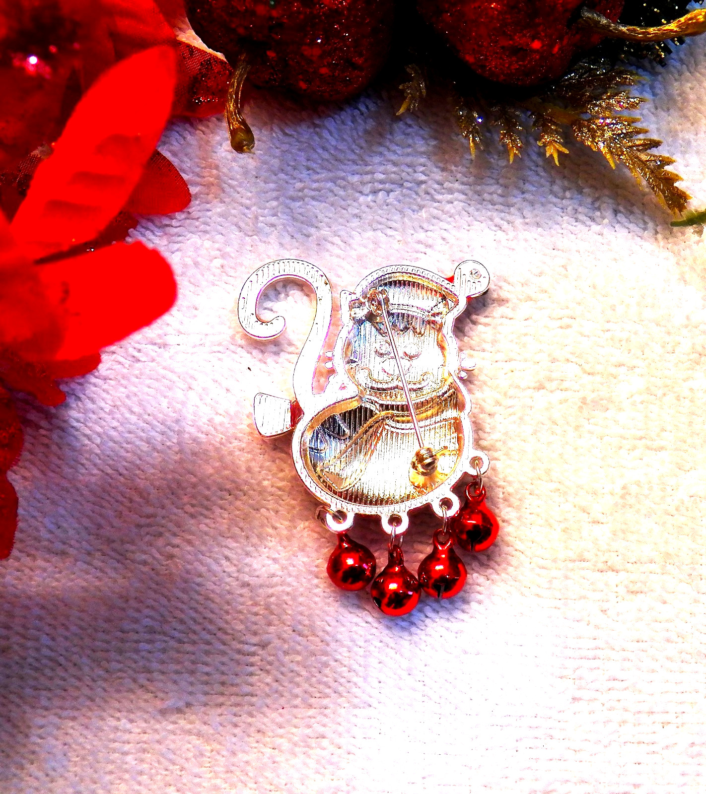 CLASSIC CHRISTMAS KITTY PIN BROOCH CAT FELINE MOVING BELLS RED HAT SILVER TO X25