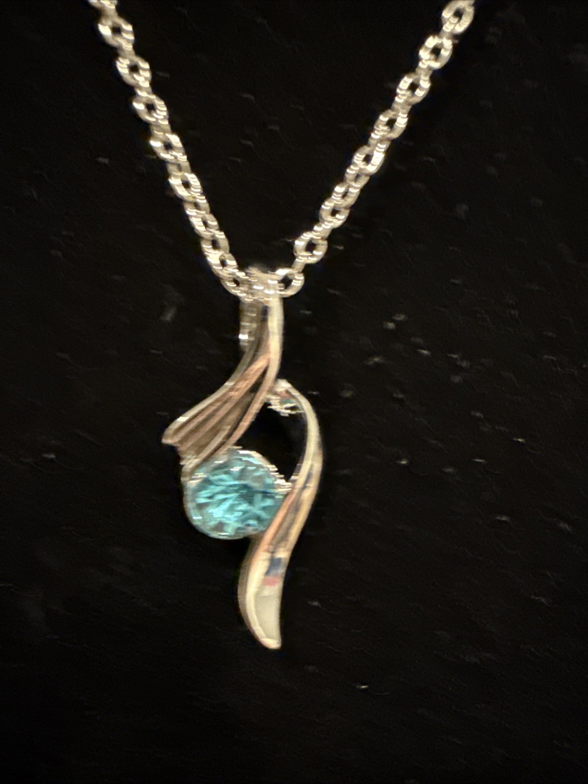 Silver Tone Costume Blue Rhinestone Pendant Necklace 16″ Beautiful NWOT