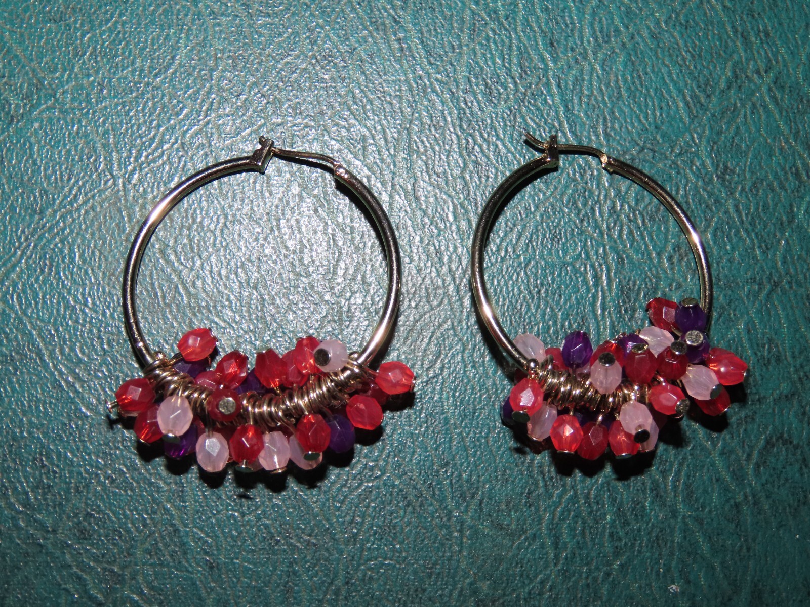 PURPLE PINK WHITE BEADED HOOP EARRINGS Vtg GOLD TONE