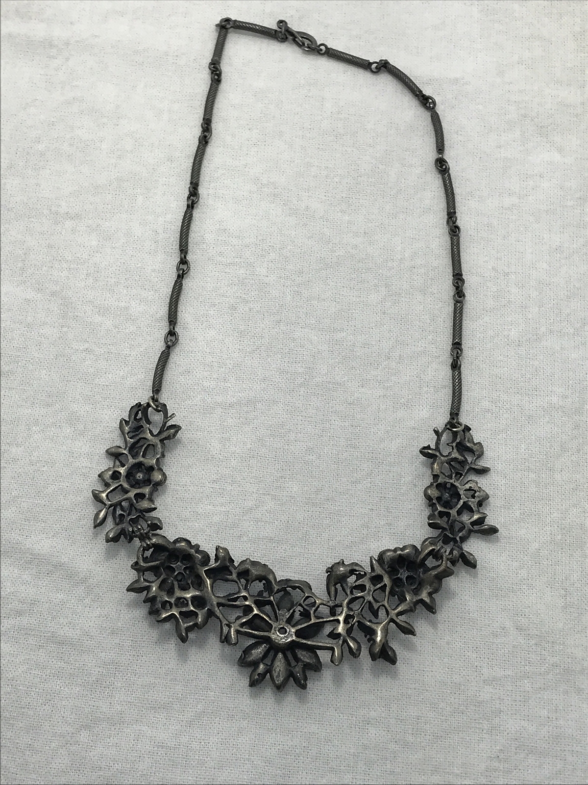 Vintag Pewter Tone Floral Design with Clear White Rhinestones Collar Necklace