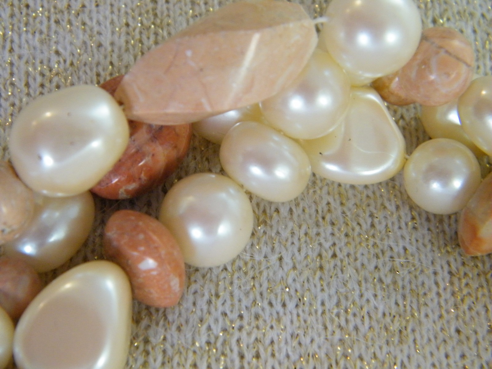 VINTAGE NEW RICHELIEU ~ 17 1/2″ NECKLACE FAUX PEARL & SALMON COLORED STONE BEADS