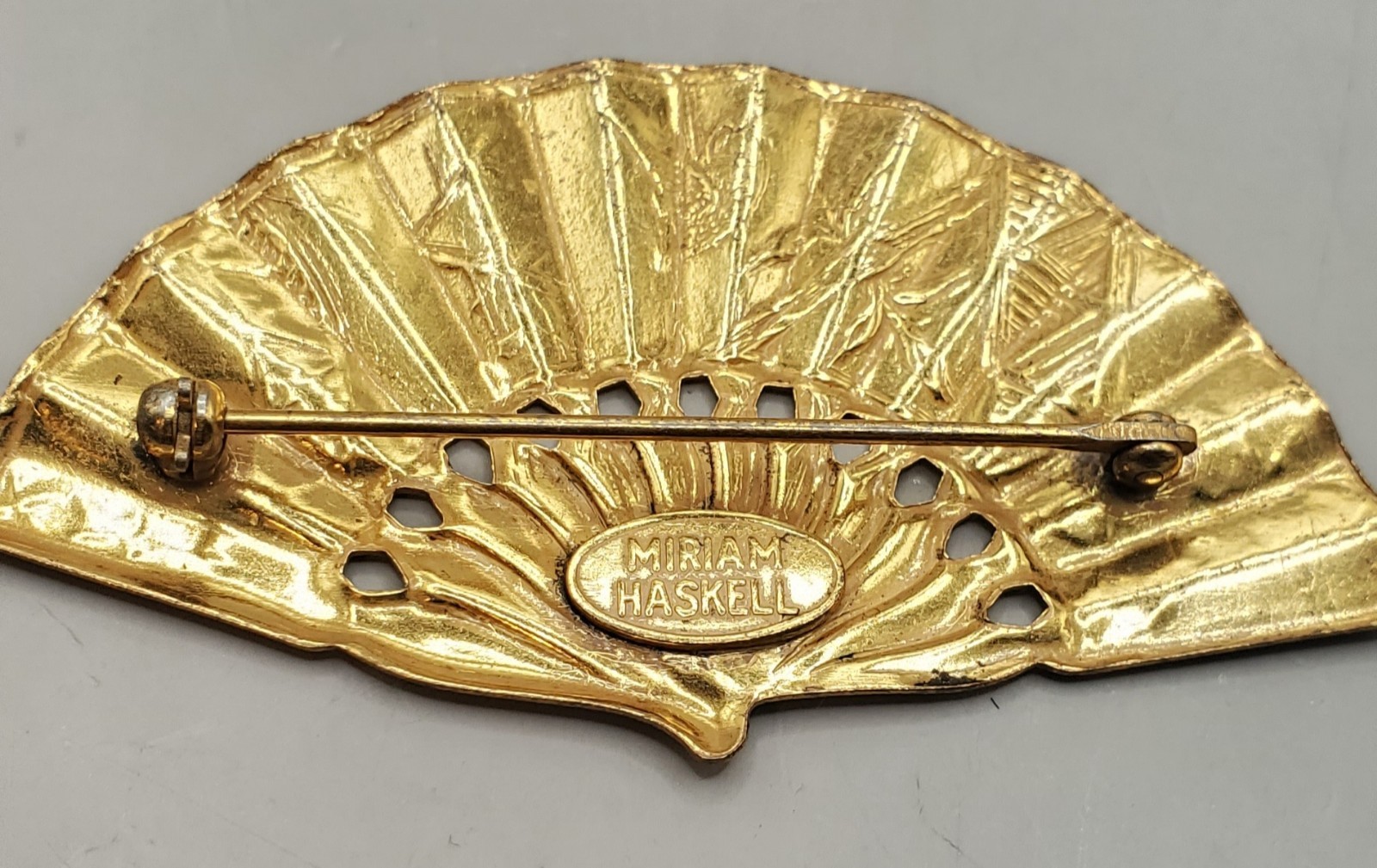 MIRIAM HASKELL Signed Vintage Gold Tone Fan Brooch 2.5″ + Gift Box