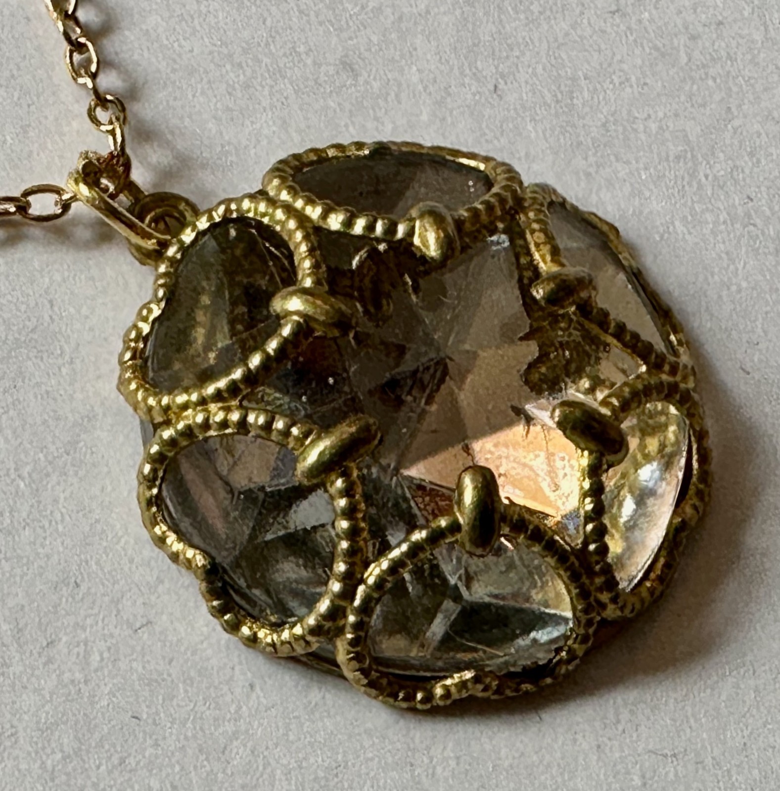 Vintage acrylic faceted plastic w brass heart design pendant 1″ Necklace 20″ GP
